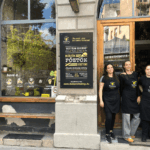 Lányok állnak a Budapest Makery bejárata előtt.